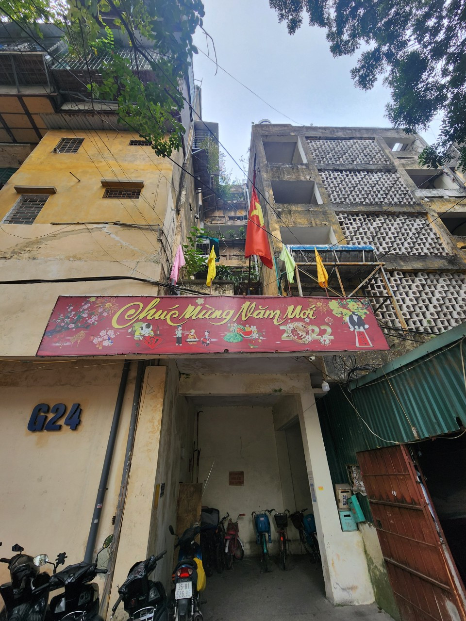 Được biết, hiện nay, tổng số có 218 căn hộ thuộc các nhà chung cư cũ nói trên và sẽ có 218 căn hộ tái định cư ở tòa chung cư tái định cư xây trên nền khu vực nhà G6A, G6B. Chỉ tiêu khu tái định cư là khoảng 771 người. Tòa nhà này dự kiến cao 24 tầng nổi và 3 tầng hầm. Với diện tích xây dựng gần 43.500m2 sàn cho phần nổi và hơn 14.000m2 sàn cho tầng hầm. Trong ảnh: Tòa nhà G24. Được biết, hiện nay, tổng số có 218 căn hộ thuộc các nhà chung cư cũ nói trên và sẽ có 218 căn hộ tái định cư ở tòa chung cư tái định cư xây trên nền khu vực nhà G6A, G6B. Chỉ tiêu khu tái định cư là khoảng 771 người. Tòa nhà này dự kiến cao 24 tầng nổi và 3 tầng hầm. Với diện tích xây dựng gần 43.500m2 sàn cho phần nổi và hơn 14.000m2 sàn cho tầng hầm. Trong ảnh: Tòa nhà G24.