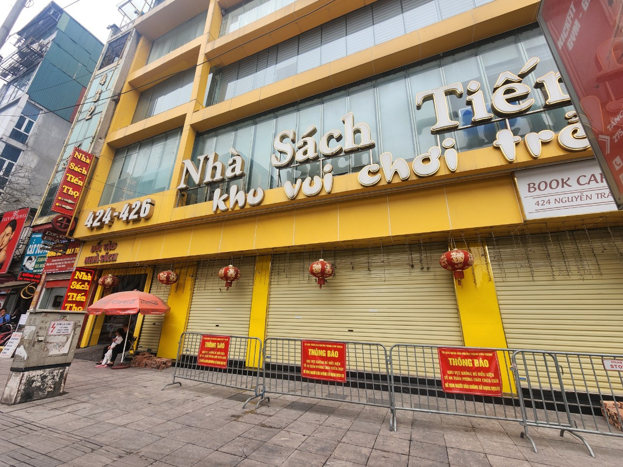 Phường Thanh Xuân Trung đã đặt biển thông báo bên ngoài Nhà sách Tiến Thọ về cơ sở chưa đủ điều kiện an toàn về PCCC.