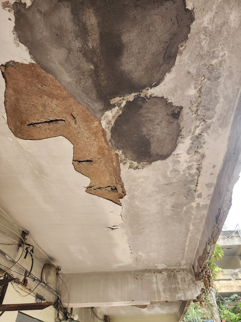 Theo cơ cấu đề xuất, vị trí khu đất dành cho tái định cư có cạnh phía tây tiếp giáp với đường Nguyên Hồng với mặt cắt khoảng 27m và nhìn thẳng ra công viên Indira Gandhi. Trong ảnh: Trần hành lang tầng 2 nhà tập thể G23 bong tróc. Theo cơ cấu đề xuất, vị trí khu đất dành cho tái định cư có cạnh phía tây tiếp giáp với đường Nguyên Hồng với mặt cắt khoảng 27m và nhìn thẳng ra công viên Indira Gandhi. Trong ảnh: Trần hành lang tầng 2 nhà tập thể G23 bong tróc.