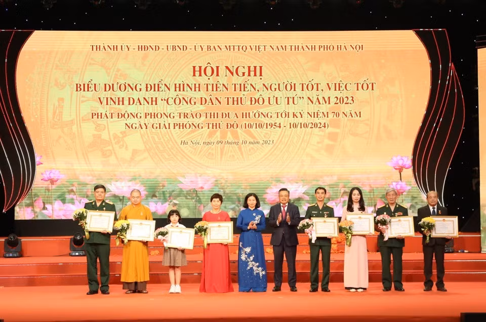 UBND thành phố Hà Nội tặng danh hiệu “Người tốt, việc tốt” cho 12 cá nhân trên địa bàn thành phố Hà Nội.