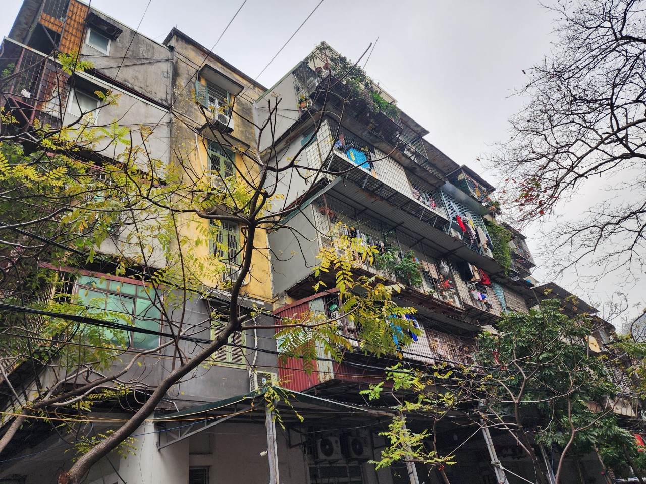 Người dân dẫu biết cơi nới, cải tạo thành chuồng cọp vừa vi phạm quy định, lại nguy hiểm nhưng vì diện tích căn hộ nhỏ nên vẫn chấp nhận. Người dân dẫu biết cơi nới, cải tạo thành chuồng cọp vừa vi phạm quy định, lại nguy hiểm nhưng vì diện tích căn hộ nhỏ nên vẫn chấp nhận.