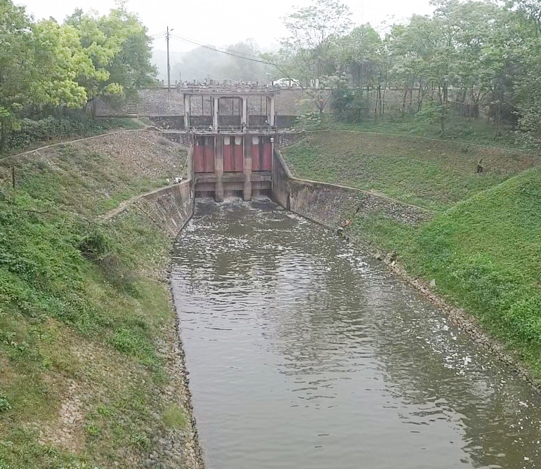 Cống Long Tửu là công trình đầu mối của hệ thống Bắc Đuống, nằm trên địa bàn huyện Đông Anh, Hà Nội.