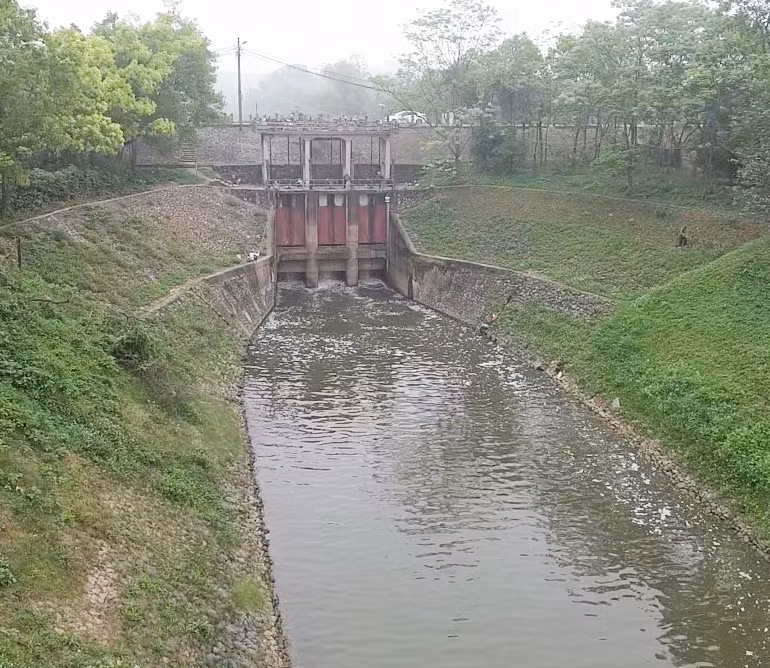 Cống Long Tửu là công trình đầu mối của hệ thống Bắc Đuống, nằm trên địa bàn huyện Đông Anh, Hà Nội.