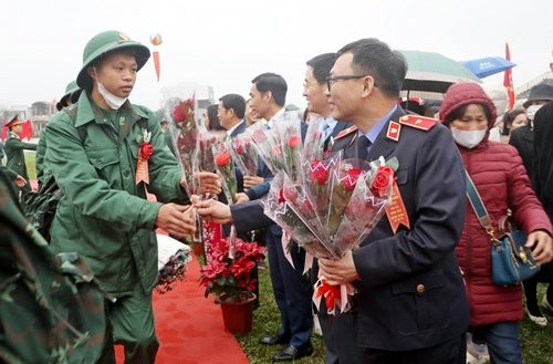 Lãnh đạo thị xã Sơn Tây tặng hoa chúc mừng công dân nhập ngũ năm 2024. Lãnh đạo thị xã Sơn Tây tặng hoa chúc mừng công dân nhập ngũ năm 2024.