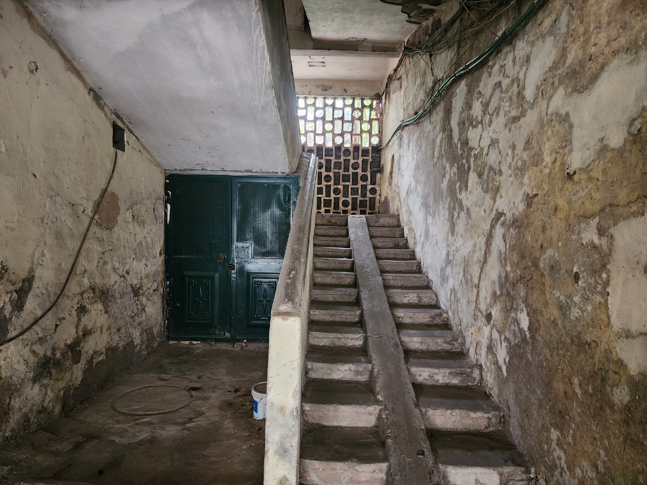 Cầu thang tòa nhà G6A xuống cấp nghiêm trọng. Cầu thang tòa nhà G6A xuống cấp nghiêm trọng.