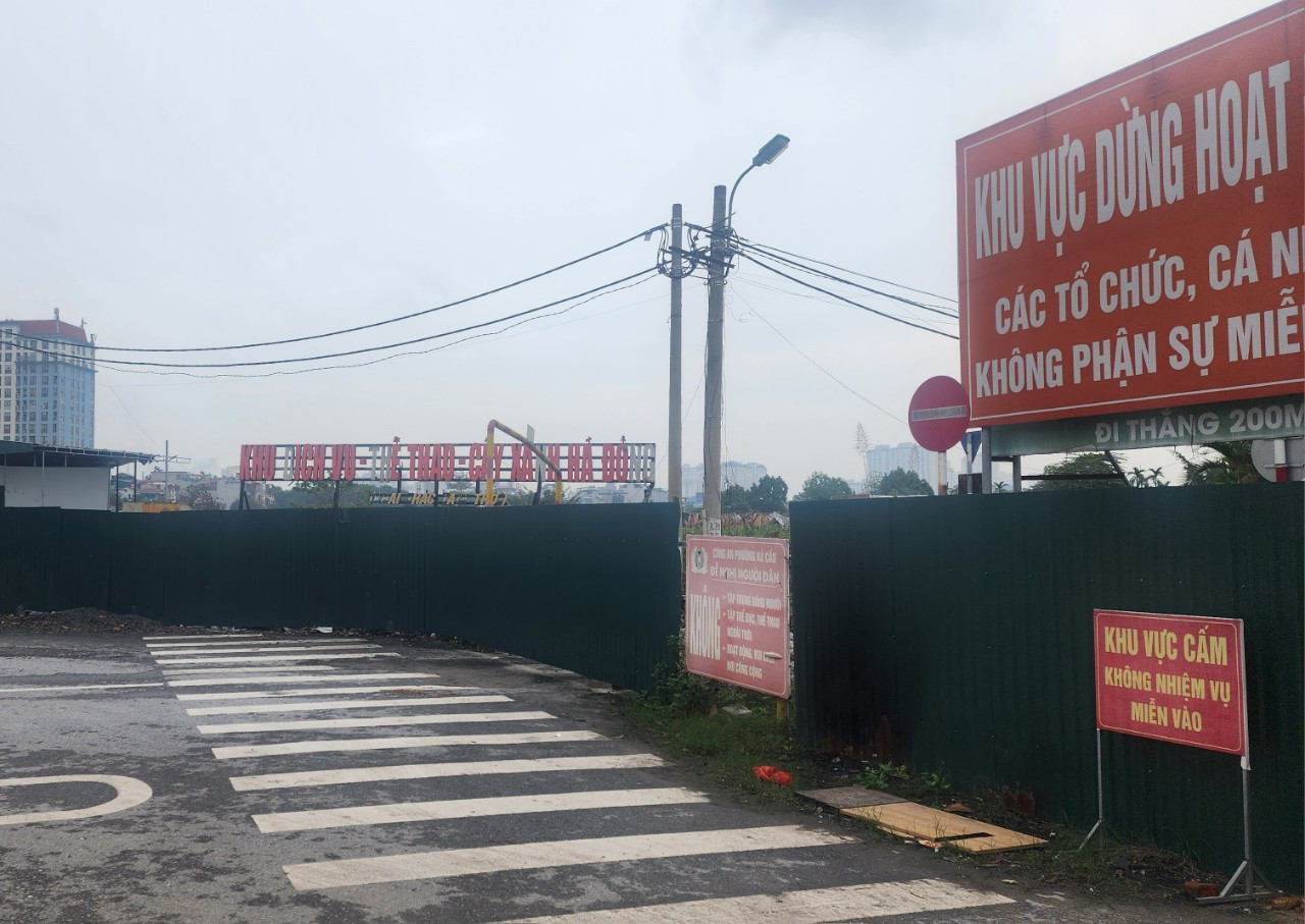 Khu công viên văn hóa- vui chơi, giải trí, thể thao quận Hà Đông hiện vẫn đang là bãi đất trống, được quây tôn kín mít.