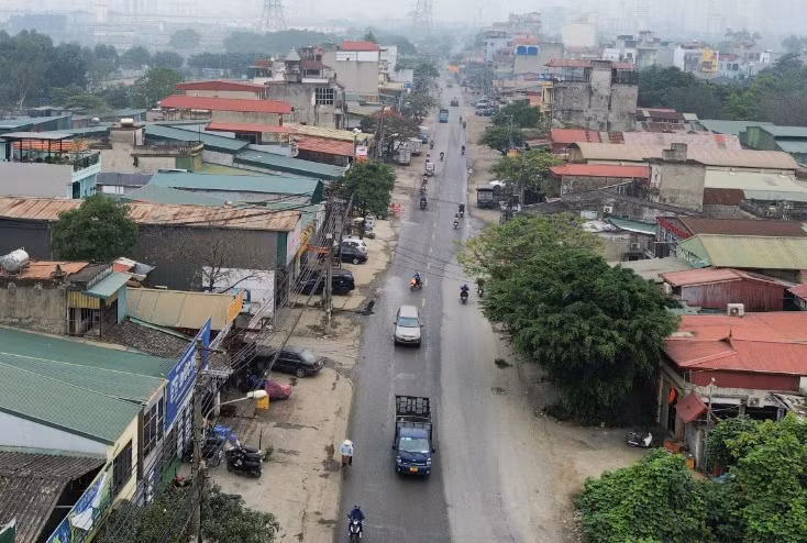 Năm 2012, UBND TP. Hà Nội đã phê duyệt dự án xây dựng đường Tam Trinh, giao cho UBND quận Hoàng Mai làm chủ đầu tư. Tuyến đường có chiều dài trên 3.500m, tổng mức đầu tư 2.066 tỷ đồng. Điểm đầu nối với đường Minh Khai, điểm cuối giao với đường Vành đai 3, thời gian thực hiện 3 năm (2016 - 2019).