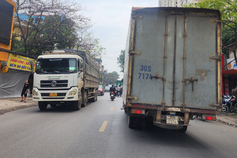 Đoạn đường này nhỏ, hẹp nhưng xe tải, xe container thường xuyên di chuyển tại đây. Vì thế, mỗi chiều chỉ cần 1 xe tải hoặc xe container thì đã chiếm trọn mặt đường. Đoạn đường này nhỏ, hẹp nhưng xe tải, xe container thường xuyên di chuyển tại đây. Vì thế, mỗi chiều chỉ cần 1 xe tải hoặc xe container thì đã chiếm trọn mặt đường.