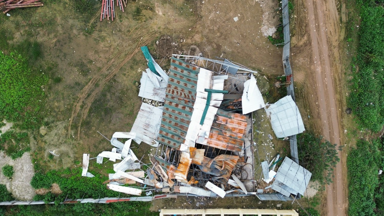 Hiện trường nhà xưởng bị cháy xảy ra tối ngày 5/3 làm 1 người chết, 2 người bị thương. Nhà xưởng này rộng khoảng 300m2, được dựng trên đất nông nghiệp.