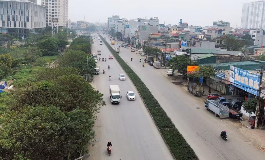 Ngày 17/10/2016, quận Hoàng Mai đã tổ chức lễ khởi công xây dựng, mở rộng đường Tam Trinh. Tuy nhiên, quá trình thực hiện, nhiều hộ dân trong diện GPMB tại các phường Yên Sở, Mai Động không nhận tiền bồi thường và không chịu bàn giao các diện tích đất nằm trong chỉ giới bị thu hồi.