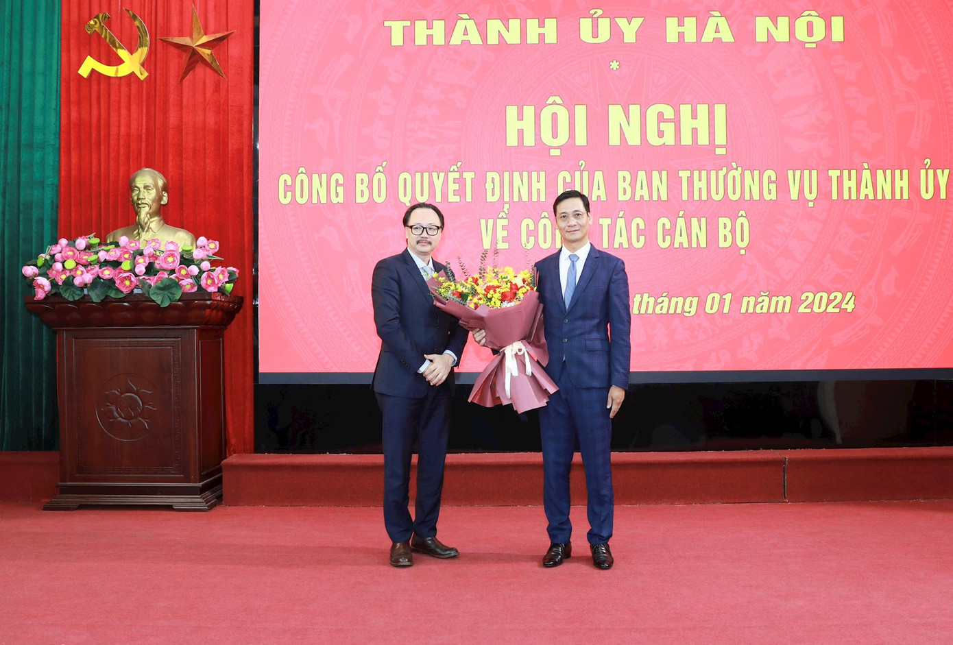 Ông Lê Thanh Nam - Giám đốc Sở Tài nguyên và Môi trường Hà Nội (bên phải).