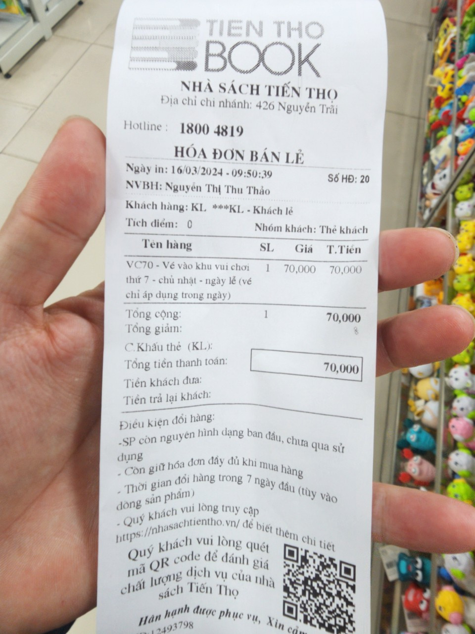 Dù vậy, sáng ngày 16/3, cơ sở này vẫn mở cửa đón khách vào mua sắm, vui chơi. Trong đó, vé trẻ em vào khu vui chơi là 70.000 đồng/lượt/trẻ.