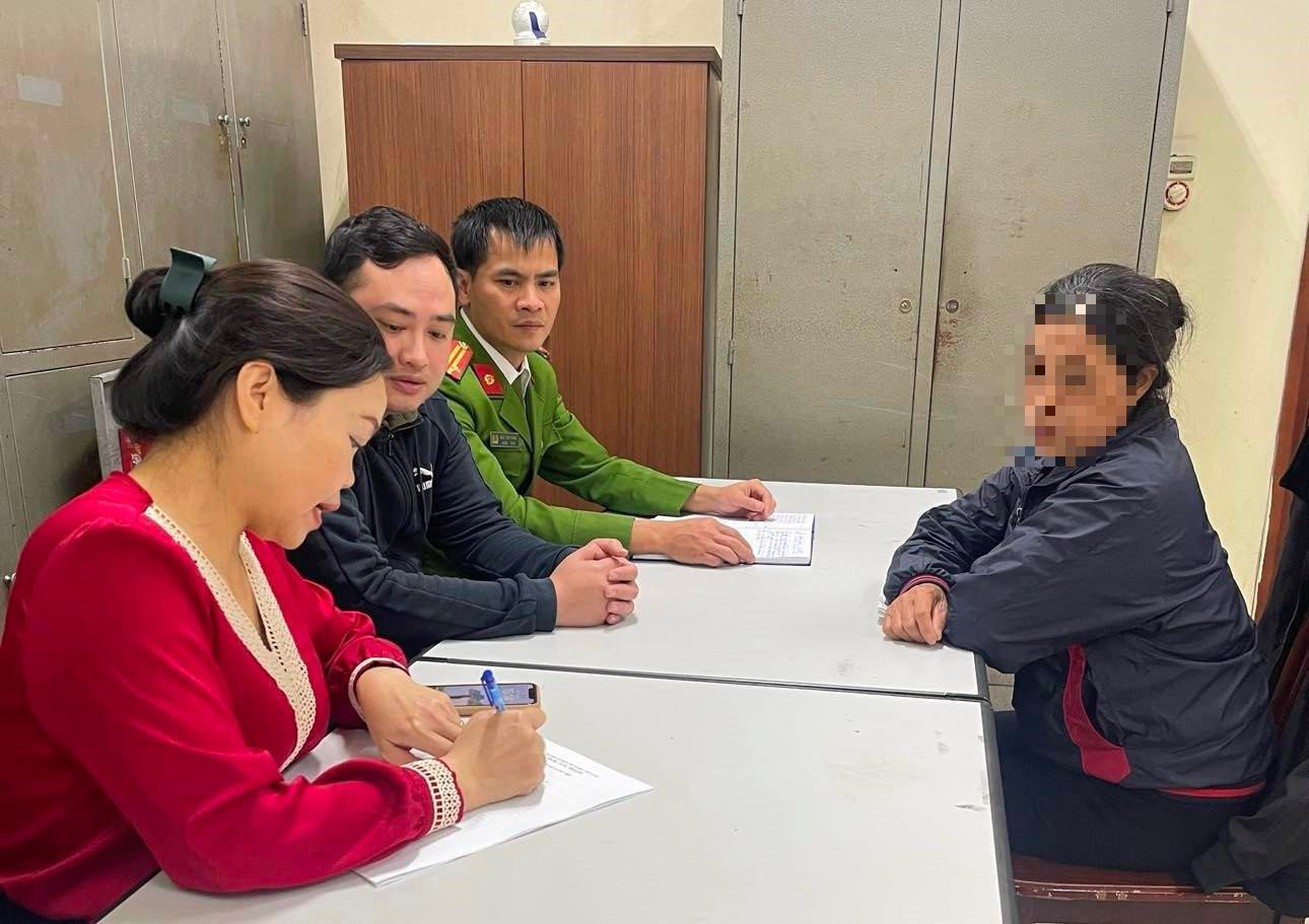 Bà L (bên phải) làm việc với cơ quan chức năng. Bà L (bên phải) làm việc với cơ quan chức năng.