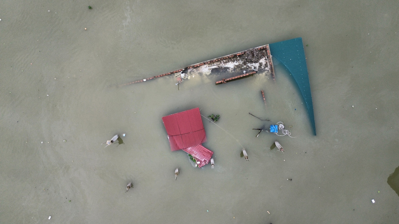 Khu vực căn nhà bị sụt lún xuống sông Cầu. Khu vực căn nhà bị sụt lún xuống sông Cầu.