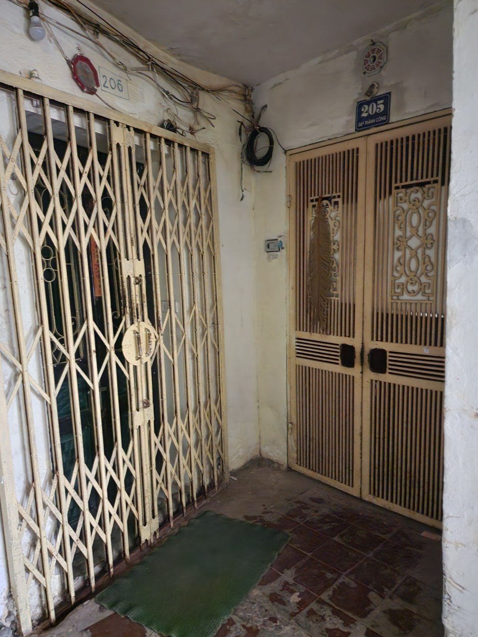 Khu căn hộ tại tòa nhà G6A không còn người ở. Nhiều căn hộ, chủ nhà đã dọn hết đồ đạc, không khóa cửa. Khu căn hộ tại tòa nhà G6A không còn người ở. Nhiều căn hộ, chủ nhà đã dọn hết đồ đạc, không khóa cửa.