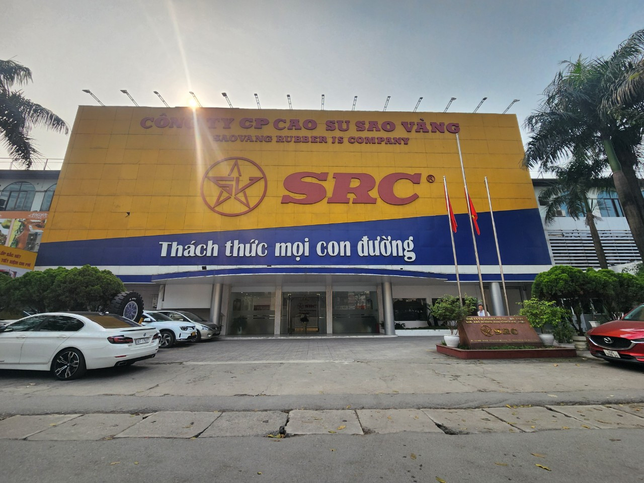 Tại địa chỉ số 231 Nguyễn Trãi là nhà máy của Công ty cổ phần Cao su Sao Vàng. Công ty có diện tích khoảng 62.000m2, chuyên sản xuất các loại săm lốp như máy bay, ôtô, xe đặc chủng, xe máy, xe đạp và các sản phẩm cao su kỹ thuật. Theo kế hoạch, nhà máy sản xuất của công ty sẽ di dời về Khu công nghiệp Châu Sơn (TP. Phủ Lý, Hà Nam). Tại địa chỉ số 231 Nguyễn Trãi là nhà máy của Công ty cổ phần Cao su Sao Vàng. Công ty có diện tích khoảng 62.000m2, chuyên sản xuất các loại săm lốp như máy bay, ôtô, xe đặc chủng, xe máy, xe đạp và các sản phẩm cao su kỹ thuật. Theo kế hoạch, nhà máy sản xuất của công ty sẽ di dời về Khu công nghiệp Châu Sơn (TP. Phủ Lý, Hà Nam).