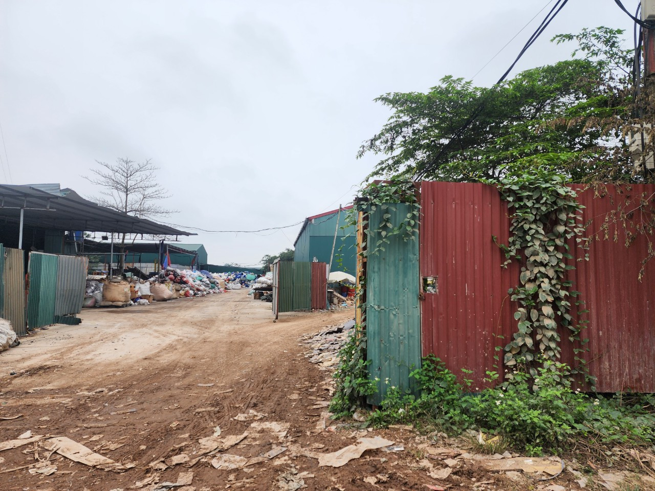 Bên cạnh nhà xưởng vừa bị cháy, là nhiều xưởng khác được dựng trên đất nông nghiệp để sơ chế rác thải.