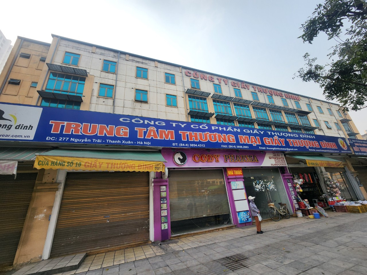 Những năm gần đây, việc kinh doanh của Công ty Giầy Thượng Đình không hiệu quả do các chi phí tăng, trong khi sản lượng giảm sút. Những năm gần đây, việc kinh doanh của Công ty Giầy Thượng Đình không hiệu quả do các chi phí tăng, trong khi sản lượng giảm sút.