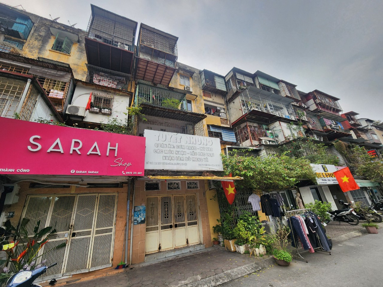 Mới đây, UBND quận Ba Đình (Hà Nội) đã tổ chức Hội nghị lấy ý kiến cộng đồng dân cư về phương án quy hoạch chi tiết theo quy trình rút gọn cải tạo, xây dựng lại cụm nhà chung cư Thành Công gồm các tòa: G6A, G6B, G22, G23, G24. Trong ảnh: Nhà tập thể G6A đã xuống cấp nghiêm trọng, hầu hết người dân di dời đến nơi ở khác Mới đây, UBND quận Ba Đình (Hà Nội) đã tổ chức Hội nghị lấy ý kiến cộng đồng dân cư về phương án quy hoạch chi tiết theo quy trình rút gọn cải tạo, xây dựng lại cụm nhà chung cư Thành Công gồm các tòa: G6A, G6B, G22, G23, G24. Trong ảnh: Nhà tập thể G6A đã xuống cấp nghiêm trọng, hầu hết người dân di dời đến nơi ở khác