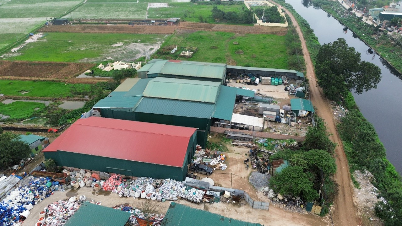 Nhiều nhà xưởng được dựng trên đất nông nghiệp làm nơi sản xuất, kinh doanh tại xã Khánh Hà.