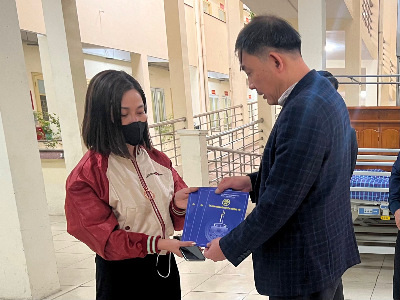 Lãnh đạo huyện Thường Tín thăm hỏi, hỗ trợ gia đình nạn nhân vụ cháy