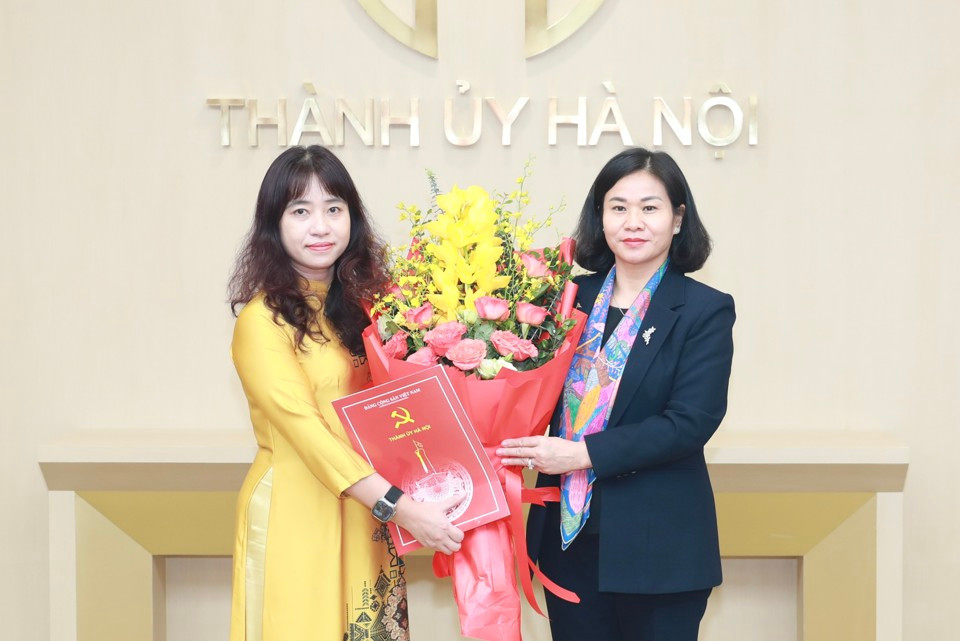 Phó Bí thư Thường trực Thành ủy Hà Nội Nguyễn Thị Tuyến (bên phải) trao Quyết định cho bà Nguyễn Vũ Bích HIền.