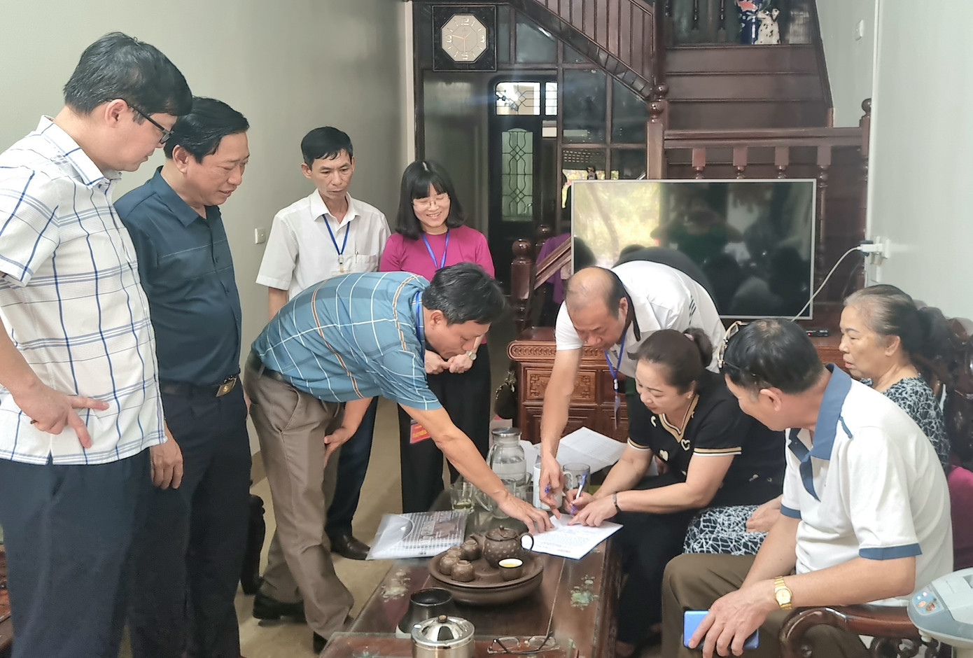 Lãnh đạo thị xã Sơn Tây kiểm tra công tác lấy ý kiến cử tri. Lãnh đạo thị xã Sơn Tây kiểm tra công tác lấy ý kiến cử tri.