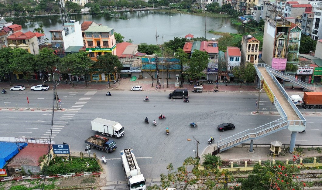 Nút giao Phan Trọng Tuệ- Giải Phóng cũng thường xuyên ùn tắc, nhất là giờ cao điểm hoặc khi có tàu đi qua. Nút giao Phan Trọng Tuệ- Giải Phóng cũng thường xuyên ùn tắc, nhất là giờ cao điểm hoặc khi có tàu đi qua.