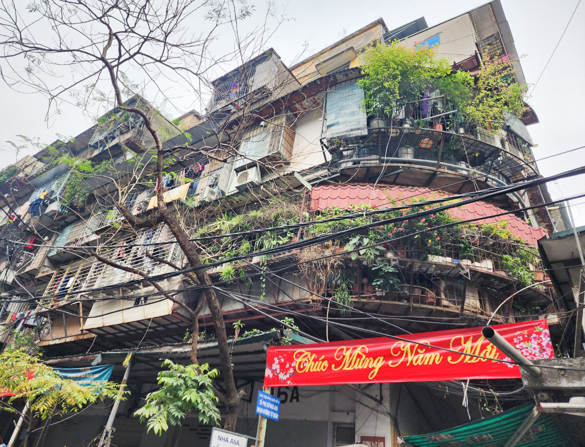 Mỗi tầng, người dân lại nới ra ngoài một chút. Mỗi tầng, người dân lại nới ra ngoài một chút.