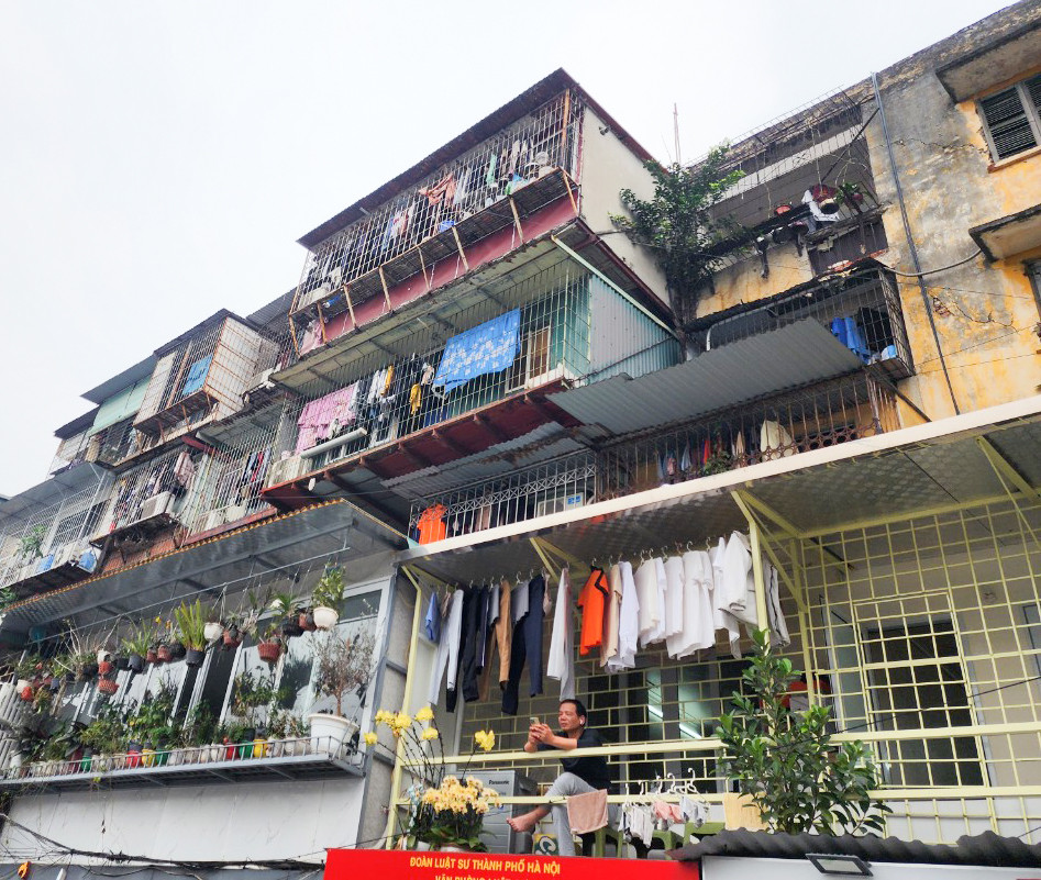 Nguy hiểm như vậy, ai cũng biết, nhưng các hộ dân sinh sống tại các khu tập thể này vẫn cơi nới. Nguyên nhân chủ yếu là vì các căn hộ này có diện tích rất nhỏ, nên chủ nhà phải mở rộng không gian sinh hoạt cho gia đình. Nguy hiểm như vậy, ai cũng biết, nhưng các hộ dân sinh sống tại các khu tập thể này vẫn cơi nới. Nguyên nhân chủ yếu là vì các căn hộ này có diện tích rất nhỏ, nên chủ nhà phải mở rộng không gian sinh hoạt cho gia đình.