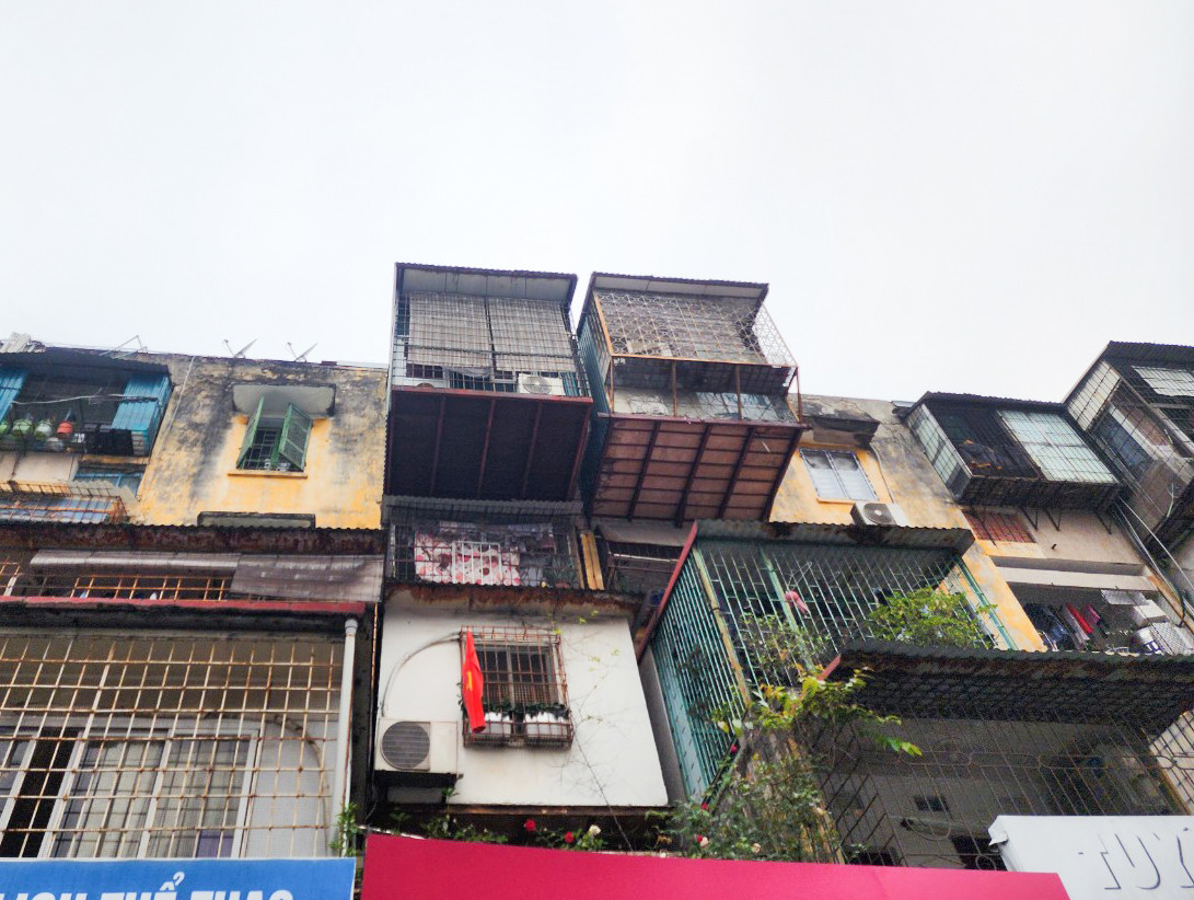 Do những khu tập thể cũ này đã được xây dựng đã lâu, bề mặt thành tường đều đã mục nát, xuống cấp. Trong khi đó, lại đang phải "oằn mình" gồng gánh những chiếc lồng sắt chồng chéo khiến người dân đi qua phải "rùng mình". Do những khu tập thể cũ này đã được xây dựng đã lâu, bề mặt thành tường đều đã mục nát, xuống cấp. Trong khi đó, lại đang phải "oằn mình" gồng gánh những chiếc lồng sắt chồng chéo khiến người dân đi qua phải "rùng mình".