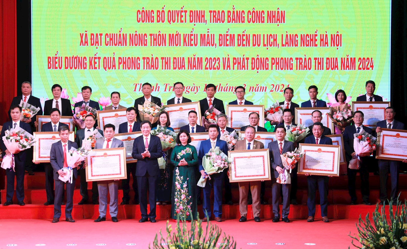 Phó Bí thư Thường trực Thành ủy Hà Nội Nguyễn Thị Tuyến trao Bằng công nhận xã đạt chuẩn NTM kiểu mẫu cho các xã của huyện Thanh Trì.