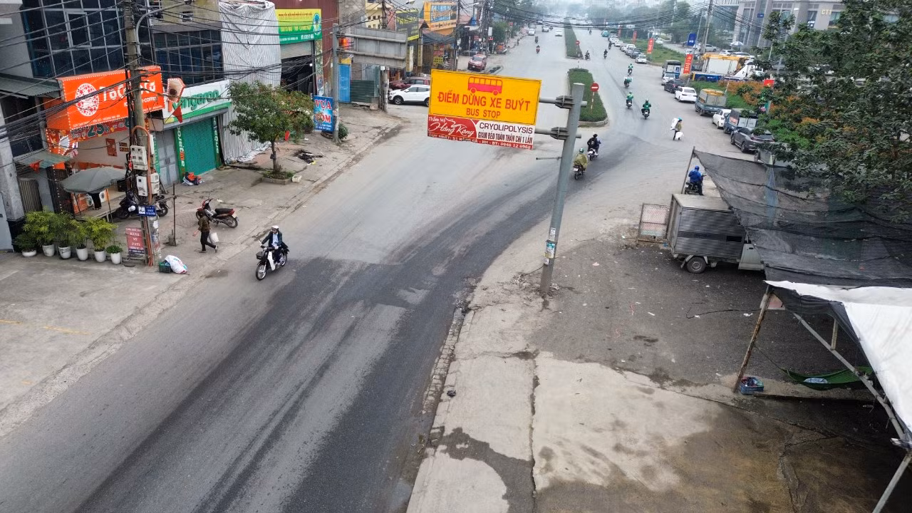 Hiện tại, đường Tam Trinh có dạng nút cổ chai, khiến giao thông đi lại khó khăn, nhất là vào giờ cao điểm.