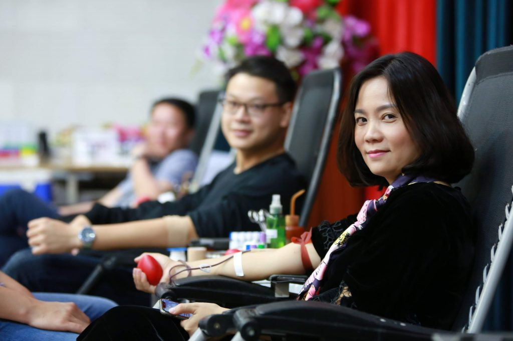 Bà Lê Thị Ánh Mai tham gia hiến máu tình nguyện.