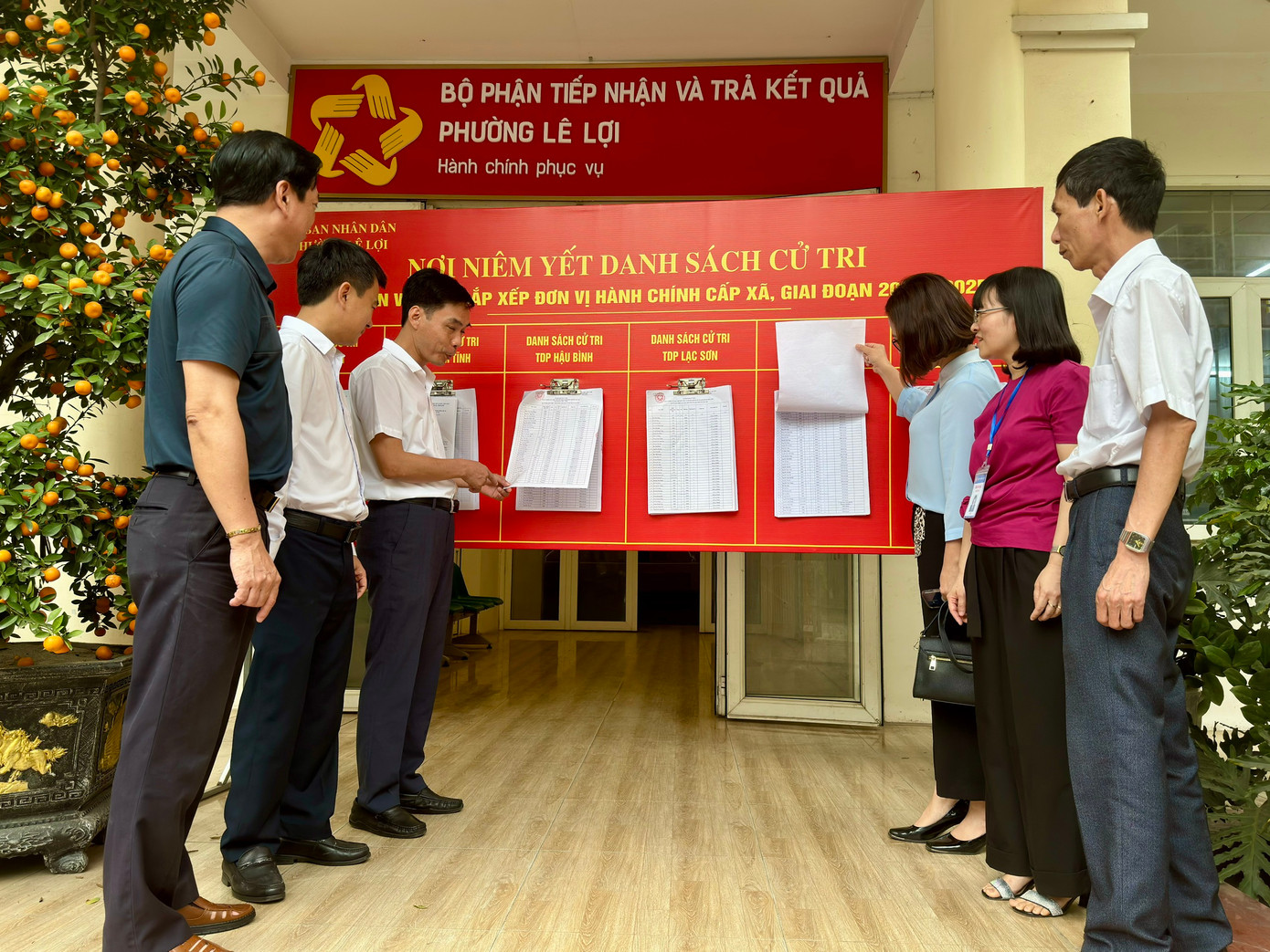 Đoàn công tác thị xã Sơn Tây kiểm tra niêm yết danh sách cử tri trên địa bàn phường Lê Lợi. Đoàn công tác thị xã Sơn Tây kiểm tra niêm yết danh sách cử tri trên địa bàn phường Lê Lợi.