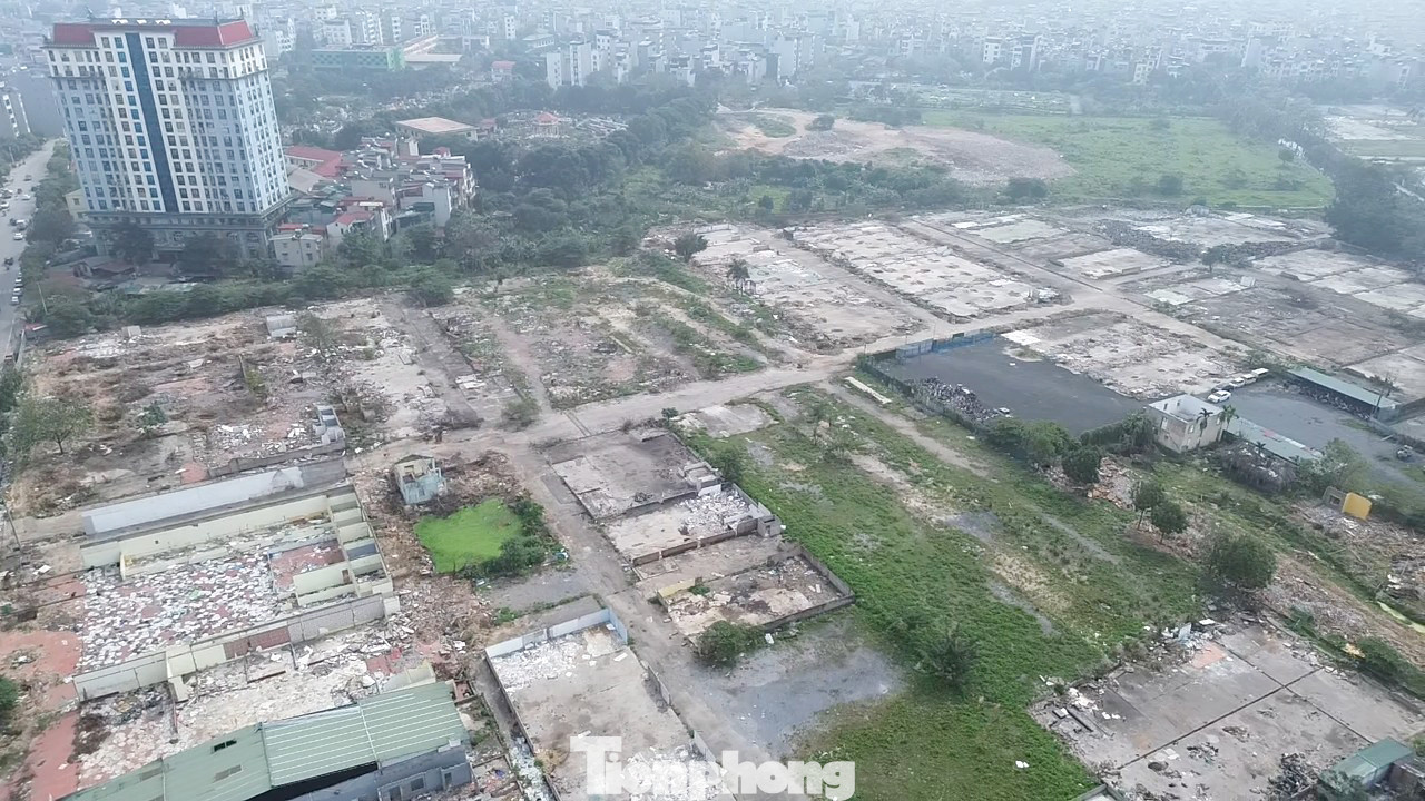 Hiện tại, bên trong dự án là ngổn ngang vật liệu xây dựng của các đơn vị thuê trước đây.