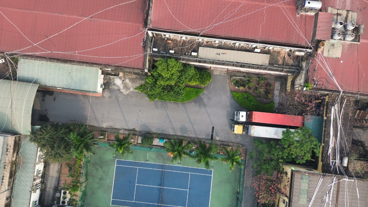 Công ty TNHH MTV Thuốc lá Thăng Long (số 235 Nguyễn Trãi, Thanh Xuân) có diện tích hơn 64.000m2, gồm có hệ thống nhà kho, khu để vật tư phục vụ sản xuất và thành phẩm. Theo quyết định được phê duyệt, Công ty Thuốc lá Thăng Long sẽ thực hiện Dự án di dời và chuyển mục đích sử dụng đất tại số 235 đường Nguyễn Trãi, Thanh Xuân, Hà Nội ra Khu công nghiệp Quốc Oai - Thạch Thất (Hà Nội). Công ty TNHH MTV Thuốc lá Thăng Long (số 235 Nguyễn Trãi, Thanh Xuân) có diện tích hơn 64.000m2, gồm có hệ thống nhà kho, khu để vật tư phục vụ sản xuất và thành phẩm. Theo quyết định được phê duyệt, Công ty Thuốc lá Thăng Long sẽ thực hiện Dự án di dời và chuyển mục đích sử dụng đất tại số 235 đường Nguyễn Trãi, Thanh Xuân, Hà Nội ra Khu công nghiệp Quốc Oai - Thạch Thất (Hà Nội).