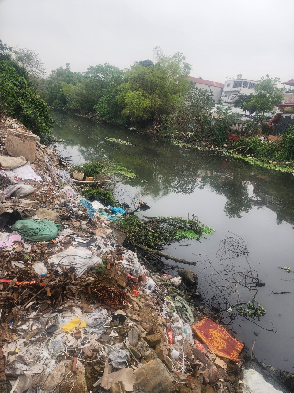 Sông Nhuệ ngày càng ô nhiễm trầm trọng.