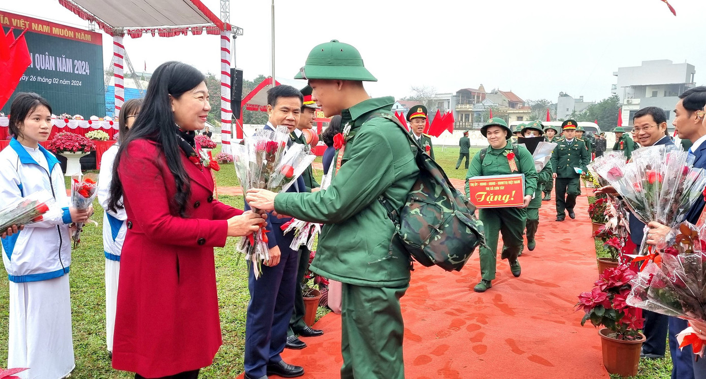 Đại diện lãnh đạo thành phố Hà Nội tặng hoa chúc mừng công dân thị xã Sơn Tây nhập ngũ năm 2024. Đại diện lãnh đạo thành phố Hà Nội tặng hoa chúc mừng công dân thị xã Sơn Tây nhập ngũ năm 2024.