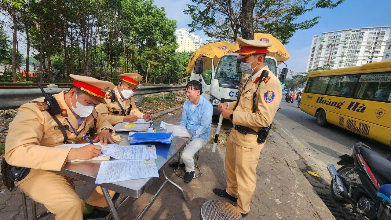 Lực lượng CSGT, Công an TP. Hà Nội lập biên bản xử lý chủ phương tiện, tài xế vi phạm quy định. Lực lượng CSGT, Công an TP. Hà Nội lập biên bản xử lý chủ phương tiện, tài xế vi phạm quy định.