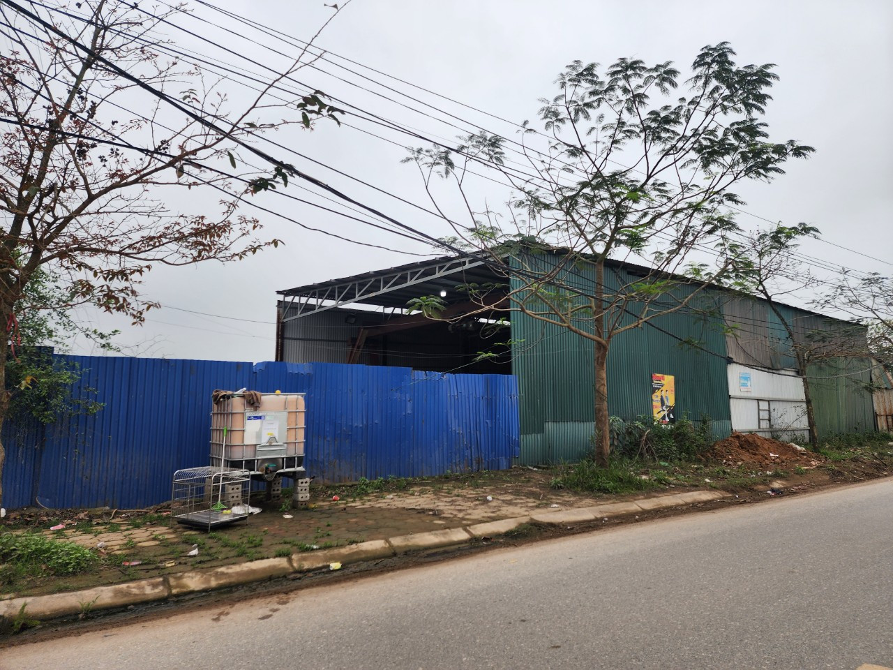 Thậm chí, ngay bên cạnh UBND xã cũng là những nhà xưởng được dựng trên đất nông nghiệp.