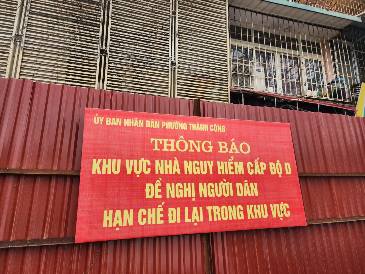 UBND phường Thành Công cũng đã có thông báo cảnh báo nguy hiểm tại tòa nhà G6A UBND phường Thành Công cũng đã có thông báo cảnh báo nguy hiểm tại tòa nhà G6A