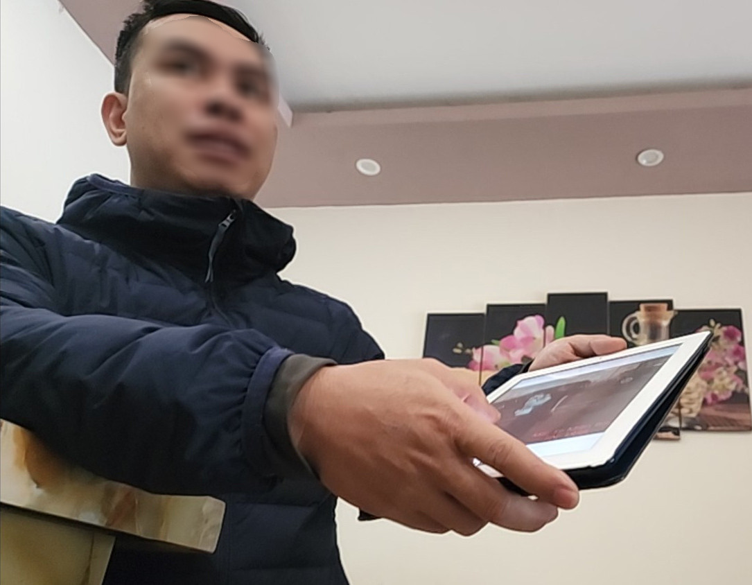 Nhân viên lễ tân cơ sở Massage E. ( đường Xã Đàn, phường Nam Đồng quận Đống Đa, Hà Nội) giới thiệu các dịch vụ tại quán. Nhân viên lễ tân cơ sở Massage E. ( đường Xã Đàn, phường Nam Đồng quận Đống Đa, Hà Nội) giới thiệu các dịch vụ tại quán.