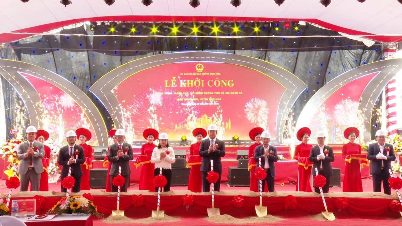 Các đại biểu làm lễ khởi công dự án.