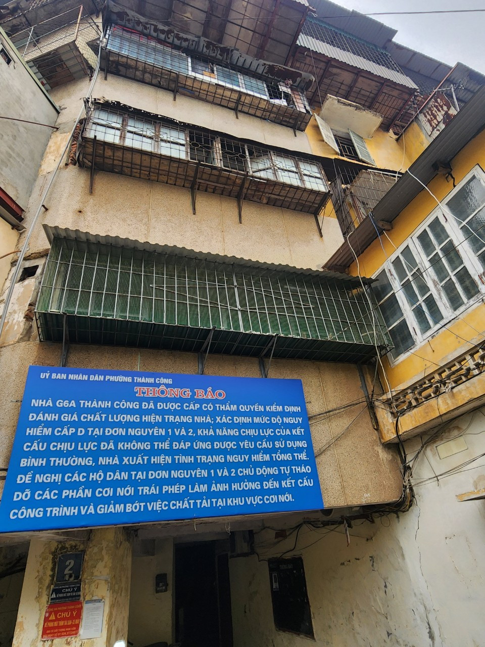 Ngay cầu thang tòa nhà G6A cũng có biển thông báo của UBND phường Thành Công về hiện trạng ngôi nhà. Ngay cầu thang tòa nhà G6A cũng có biển thông báo của UBND phường Thành Công về hiện trạng ngôi nhà.