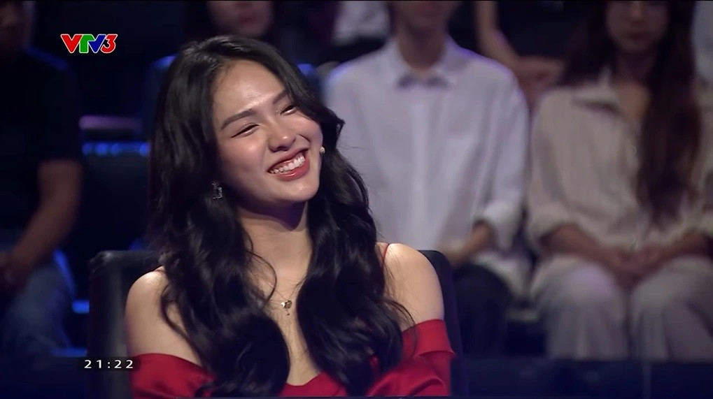 Đến trường quay, Bích Trâm chọn bộ váy trễ vai mang tông đỏ giúp tôn vóc dáng. Cách trang điểm nhẹ kết hợp với mái tóc xoăn gợn sóng khiến nữ ca sĩ Hà thành trông nổi bật hơn. Nói về lý do tham gia "Ai là triệu phú", Bích Trâm cho biết, cô xem chương trình từ khi còn nhỏ và mơ ước được ngồi trên ghế nóng. (Ảnh: Chụp màn hình). Đến trường quay, Bích Trâm chọn bộ váy trễ vai mang tông đỏ giúp tôn vóc dáng. Cách trang điểm nhẹ kết hợp với mái tóc xoăn gợn sóng khiến nữ ca sĩ Hà thành trông nổi bật hơn. Nói về lý do tham gia "Ai là triệu phú", Bích Trâm cho biết, cô xem chương trình từ khi còn nhỏ và mơ ước được ngồi trên ghế nóng. (Ảnh: Chụp màn hình).