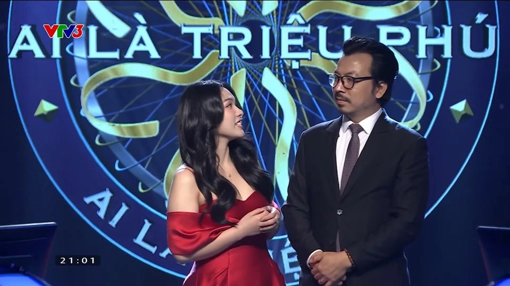 Trong suốt quá trình chơi, cô ghi điểm với khán giả bằng thần thái tự tin, chỉ sử dụng 2 trong 4 quyền trợ giúp. Cô ra về ở câu số 8 với giải thưởng 2 triệu đồng, khiến nhiều người luyến tiếc (Ảnh: Chụp màn hình). Trong suốt quá trình chơi, cô ghi điểm với khán giả bằng thần thái tự tin, chỉ sử dụng 2 trong 4 quyền trợ giúp. Cô ra về ở câu số 8 với giải thưởng 2 triệu đồng, khiến nhiều người luyến tiếc (Ảnh: Chụp màn hình).