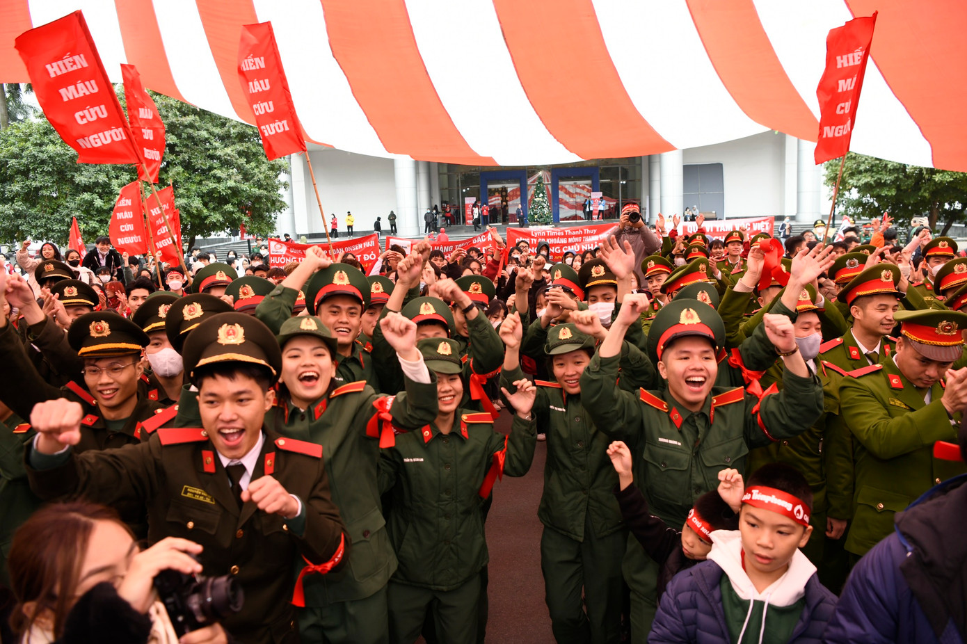 Không khí Ngày hội Chủ Nhật Đỏ được làm nóng hơn bao giờ hết giữa ngày đông giá rét.