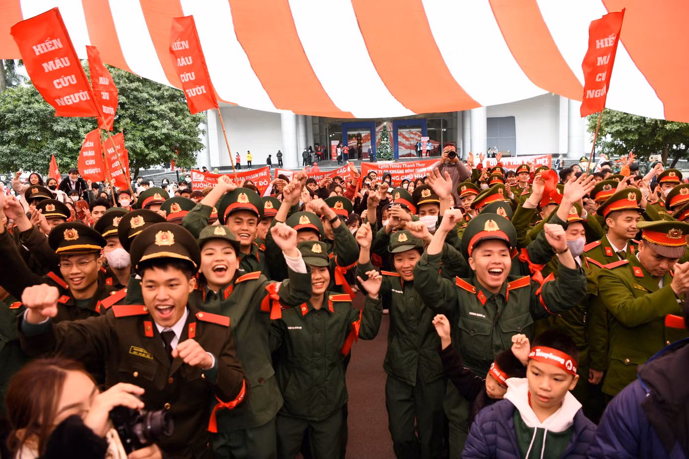 Không khí Ngày hội Chủ Nhật Đỏ được làm nóng hơn bao giờ hết giữa ngày đông giá rét.