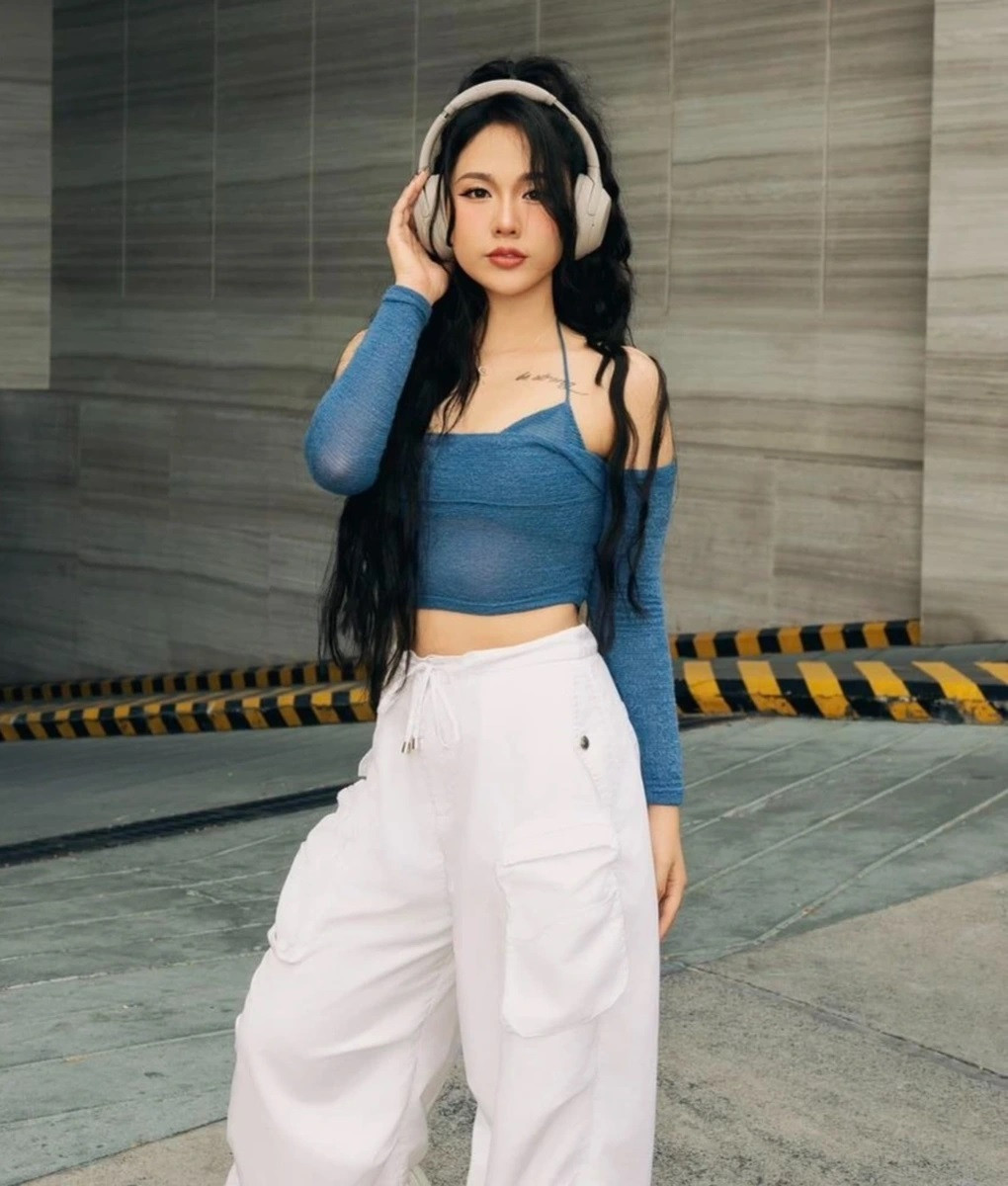 Sau chương trình, nhiều người tò mò và bắt đầu tìm kiếm thông tin về Bích Trâm. Thực tế, cô vốn nổi tiếng từ lâu nhờ tham gia các chương trình âm nhạc lớn như "X-Factor 2016", "The Voice 2019" (Ảnh: FBNV). Sau chương trình, nhiều người tò mò và bắt đầu tìm kiếm thông tin về Bích Trâm. Thực tế, cô vốn nổi tiếng từ lâu nhờ tham gia các chương trình âm nhạc lớn như "X-Factor 2016", "The Voice 2019" (Ảnh: FBNV).